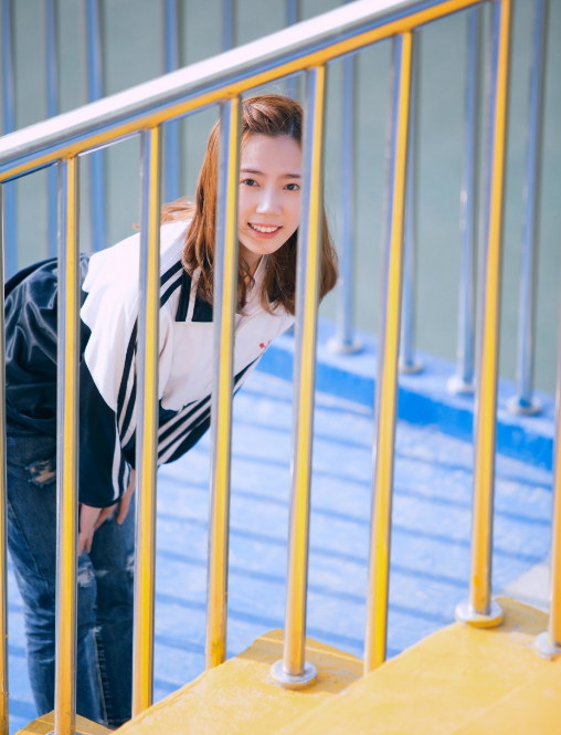 “不倒翁”女孩化身小鹿女,白裙加成美若天仙,这都不出道?