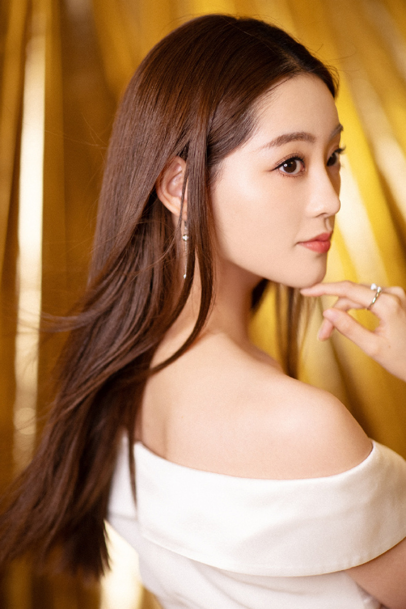 祝绪丹露肩白裙性感写真图片