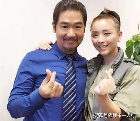 曾是“人囧”中的性感少妇,因为女儿的身高,被迪士尼列入黑名单