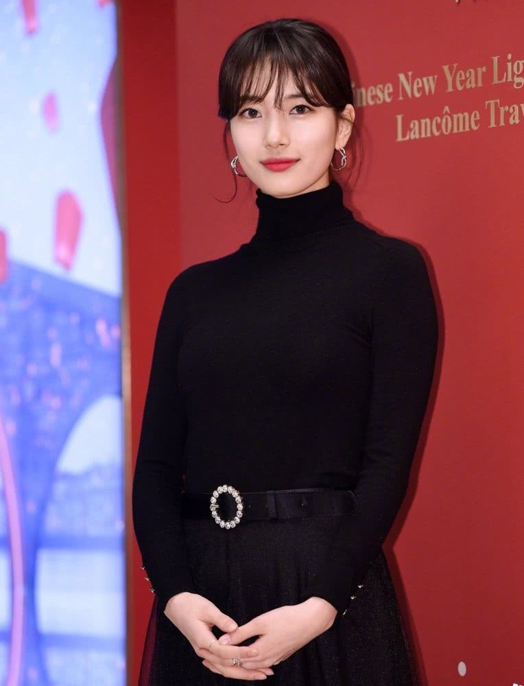 裴秀智减肥成功，一身黑造型出席活动，瘦下来的样子真好看