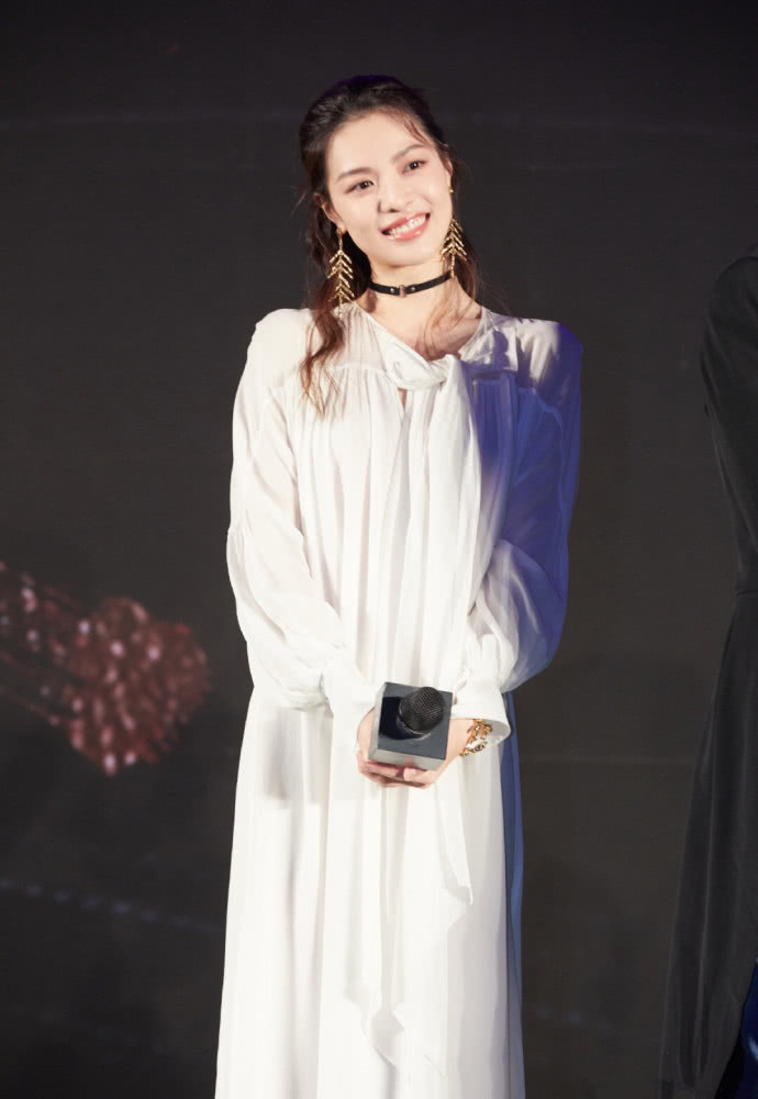钟楚曦出席活动穿白色系带裙,搭配大耳环飘逸灵动
