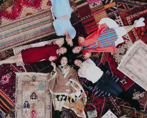 妻子团躺地毯上拍大片,看到成品照,网友开眼了