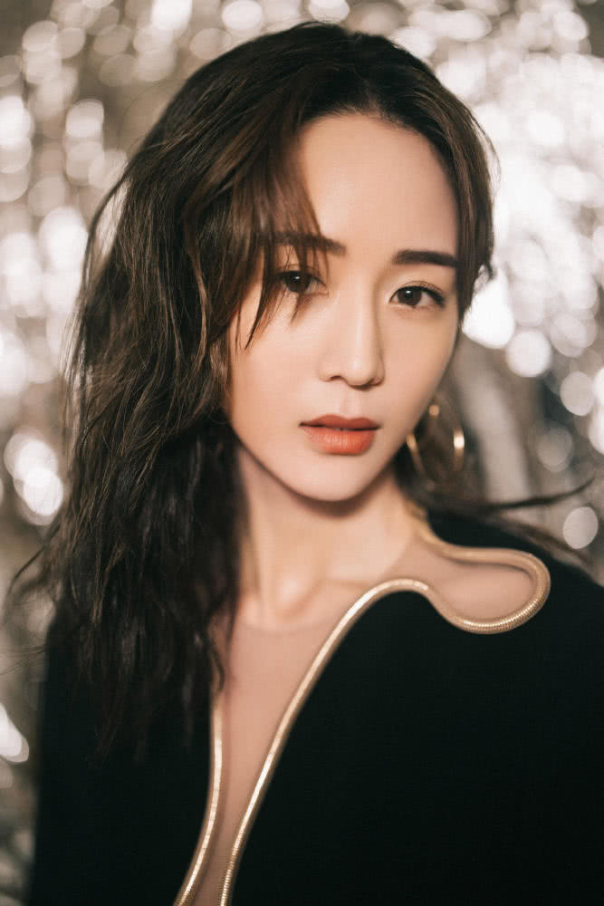 “气质女神”张钧甯穿黑色U领礼服干练优雅,凹凸身材超A超性感