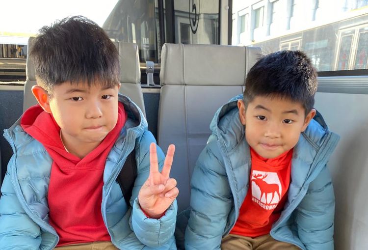 沙溢晒儿子近照，拍照手势老父亲看不懂，评论区都说安吉胖了