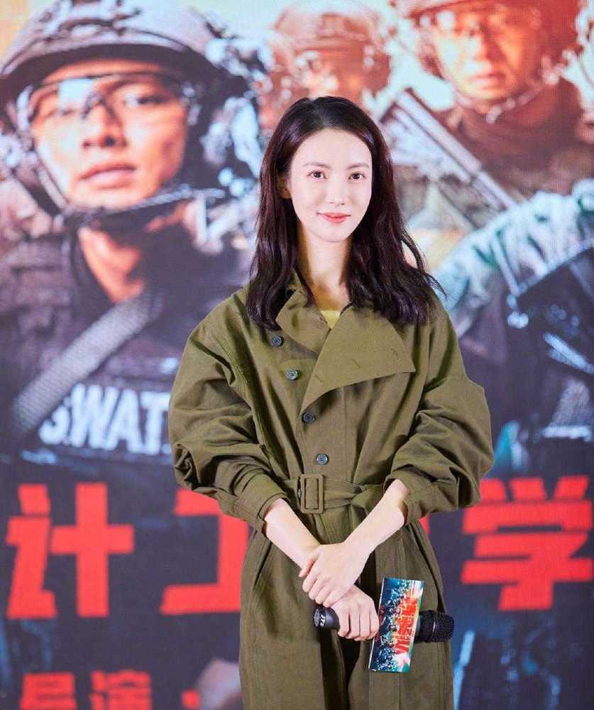 气质甜美的金晨也有硬朗的一面,穿军绿色连衣衣帅气利落,超A的