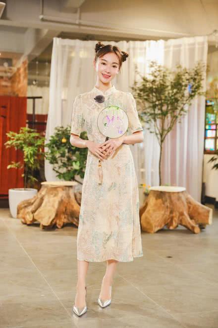 杨紫代言北京春晚,穿旗袍温婉又娇俏,却与吴谨言撞衫,谁赢了