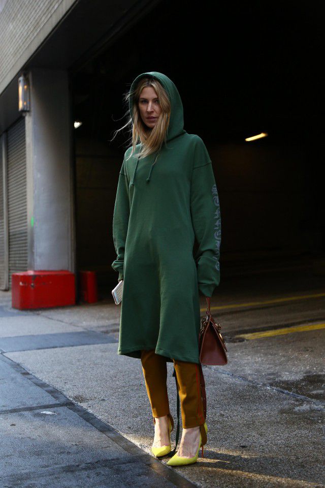 长款卫衣怎么搭配,这样穿让你更时尚