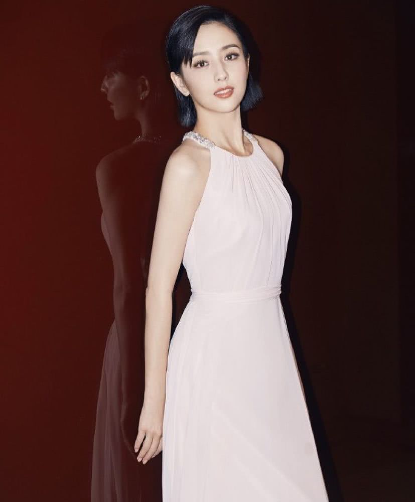 佟丽娅清爽短发好美，穿搭风格越来越甜美，优雅大气超有范儿！