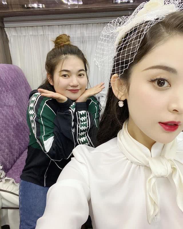 娜扎跨年不登台也得抢镜，穿鹅黄背心配牛仔裤自拍，前门大玩错位