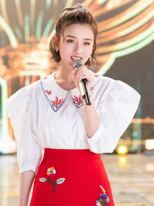 宋祖儿现身央视元旦晚会,一身复古红裙太养眼,公主范十足
