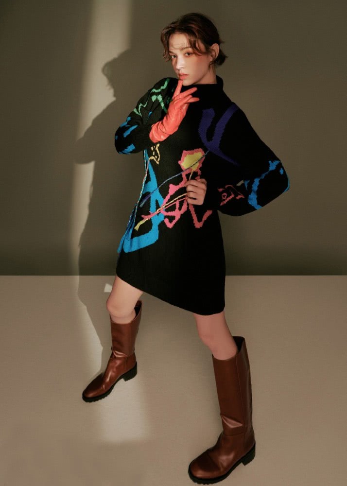 张榕蓉黑色西装外套+灰白色羽毛裙,化身仙逸灵动时尚达人