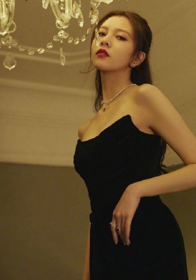 宋妍霏穿无肩带长裙抬手后,腋窝成直男们的最爱