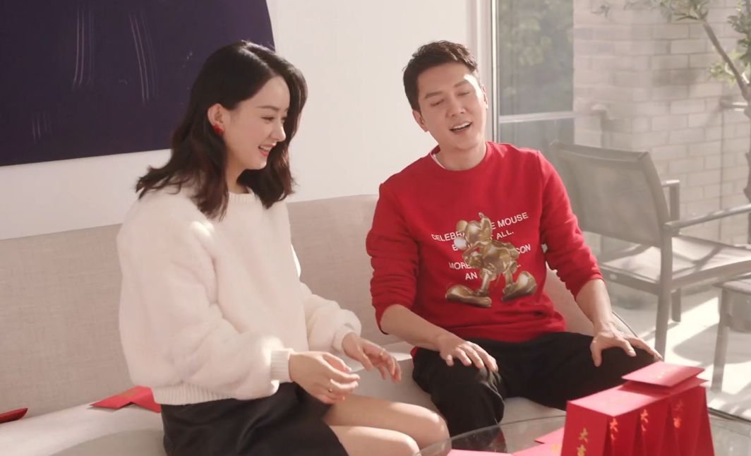 赵丽颖又秀恩爱!与老公冯绍峰甜蜜打闹,她表情娇羞小动作显亲密