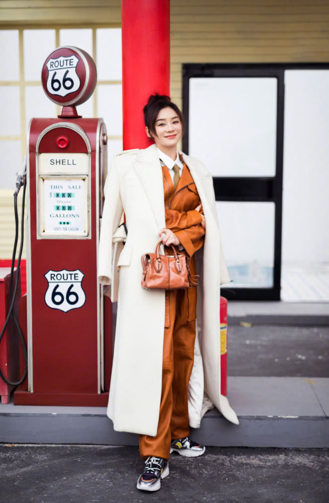 袁姗姗皮衣配大衣时尚亮相,潮范儿十足