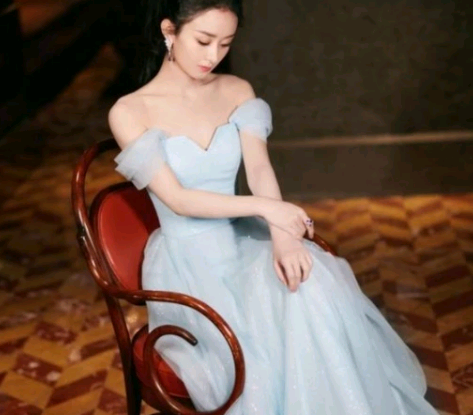 31岁赵丽颖如今衣品开挂,连衣裙穿出新花样,竟变得如此时髦