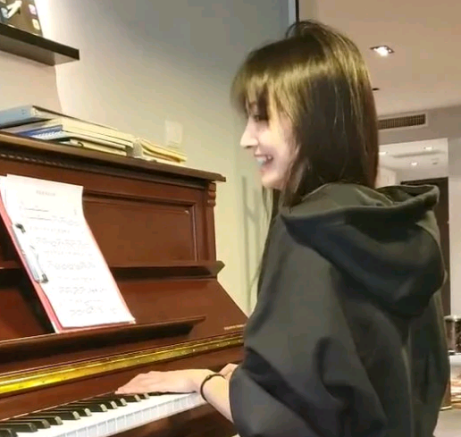 郑爽素颜练弹钢琴视频曝光,回头面对拍摄者灿烂微笑,少女感十足