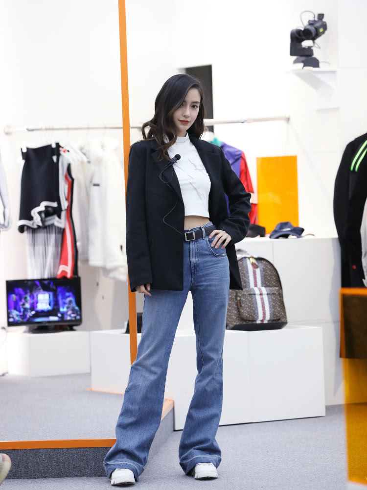 BABY和赵今麦,工装甜美风VS青春学院风,结了婚就是不一样!