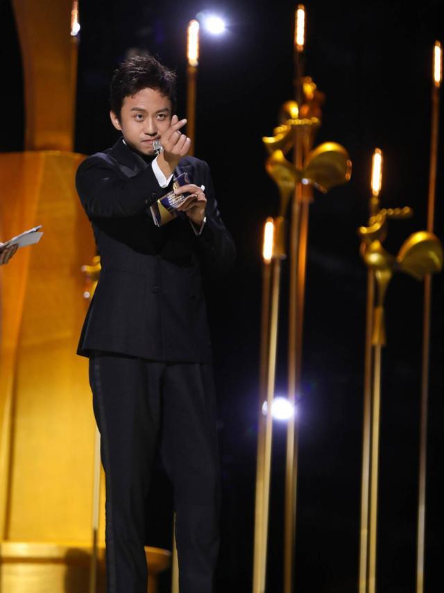 孙俪妈妈颜值太能打，奶奶级别的年纪，出席活动容貌不输当红女星