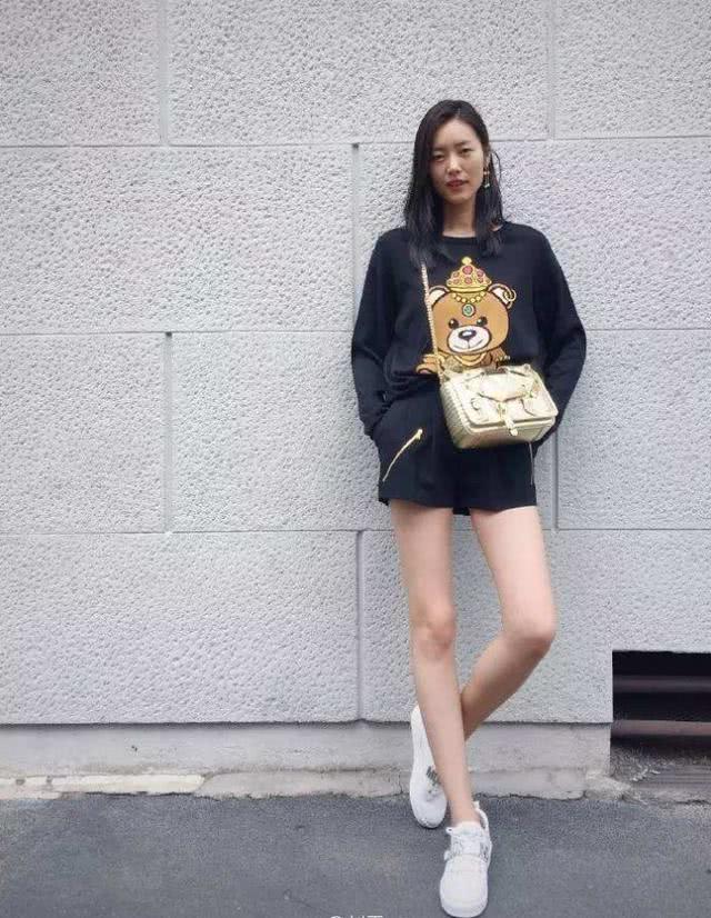 卫衣还可以这样穿？大表姐刘雯穿出了时尚减龄感，你也试试？