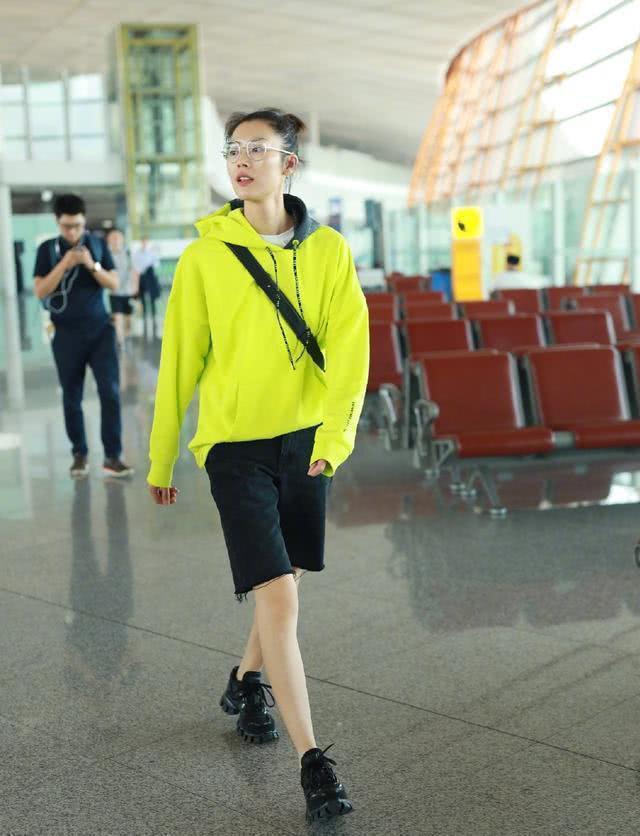 卫衣还可以这样穿？大表姐刘雯穿出了时尚减龄感，你也试试？