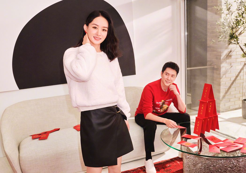 赵丽颖又秀恩爱!与老公冯绍峰甜蜜打闹,她表情娇羞小动作显亲密