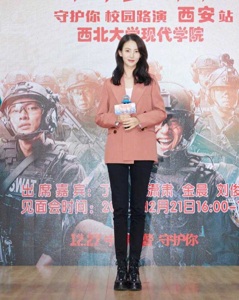 气质甜美的金晨也有硬朗的一面,穿军绿色连衣衣帅气利落,超A的