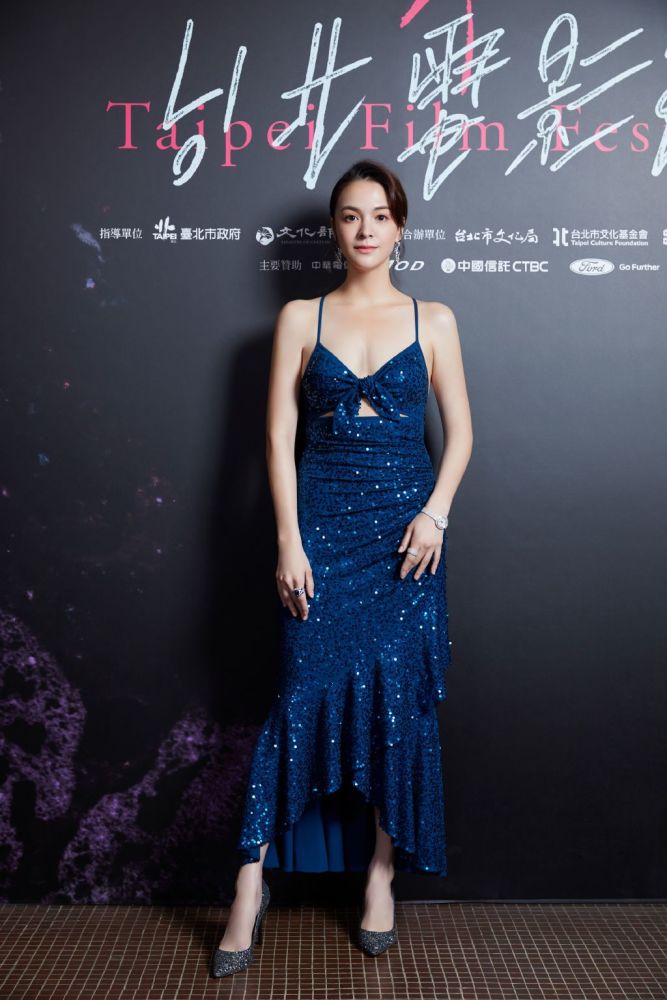 张榕蓉黑色西装外套+灰白色羽毛裙,化身仙逸灵动时尚达人