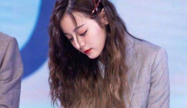 BABY和热巴都HOLD不住的泡面头，她却美上天？网友：妥妥的女神