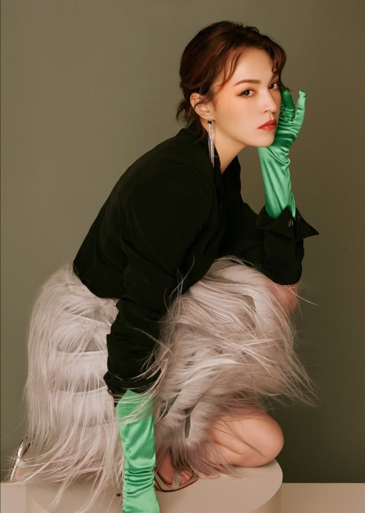 张榕蓉黑色西装外套+灰白色羽毛裙,化身仙逸灵动时尚达人