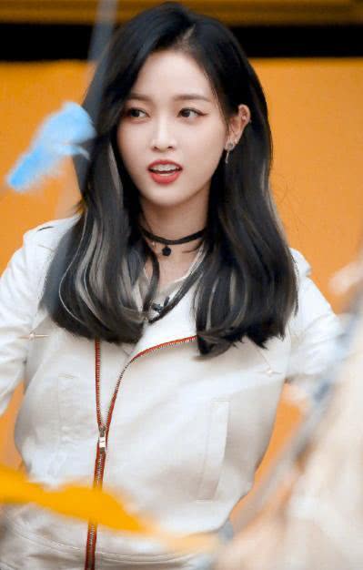 秋冬时节不会穿衣,吴宣仪的4套穿搭技巧让你一不小心变成时髦精