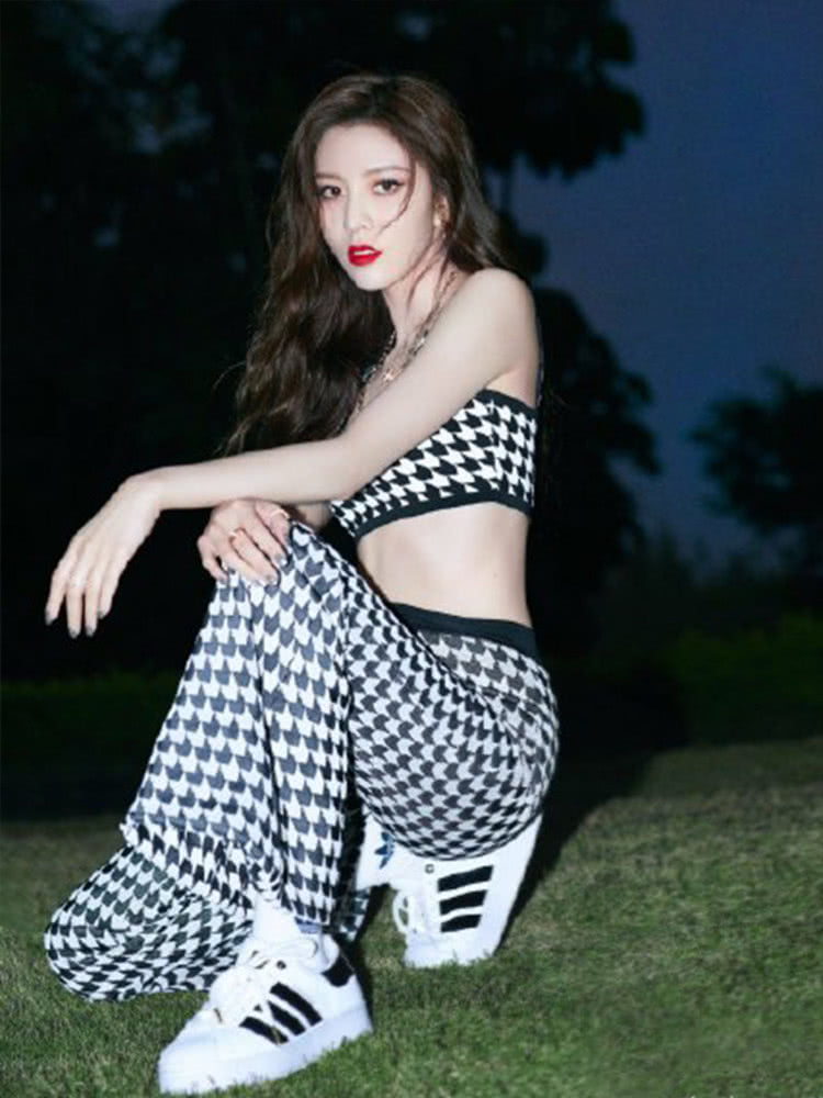 宋妍霏亮相跨年演唱会穿千鸟格露脐装,飒爽时髦太好看!