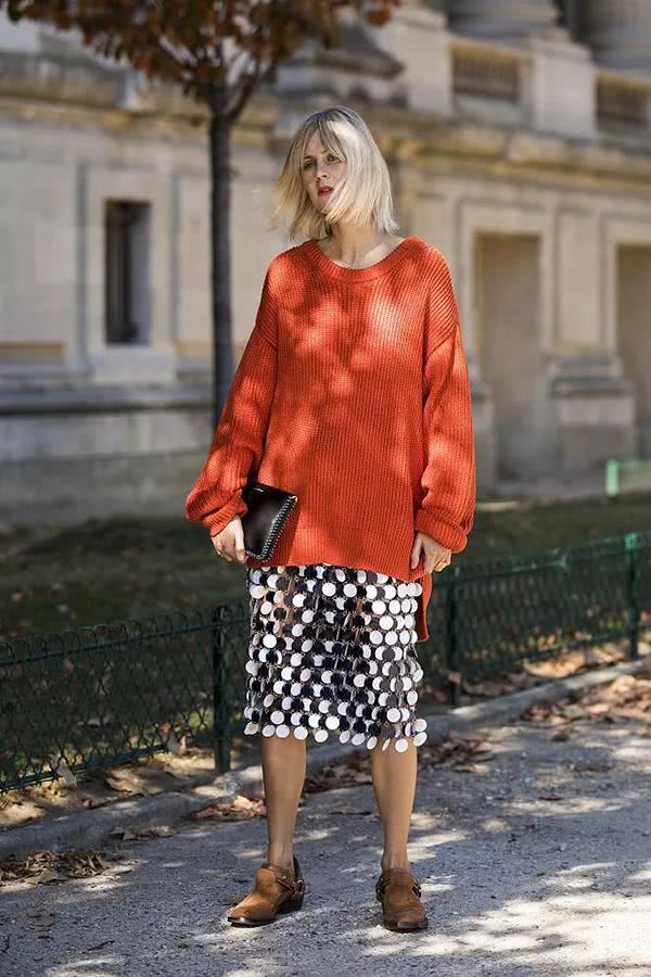 欧美街拍:今年过年选这3个颜色,显白有气质还时髦