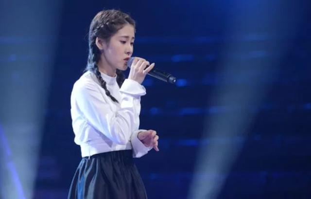 她和偶像近距离接触励志出道，演唱风格别具一格的张碧晨好评无数