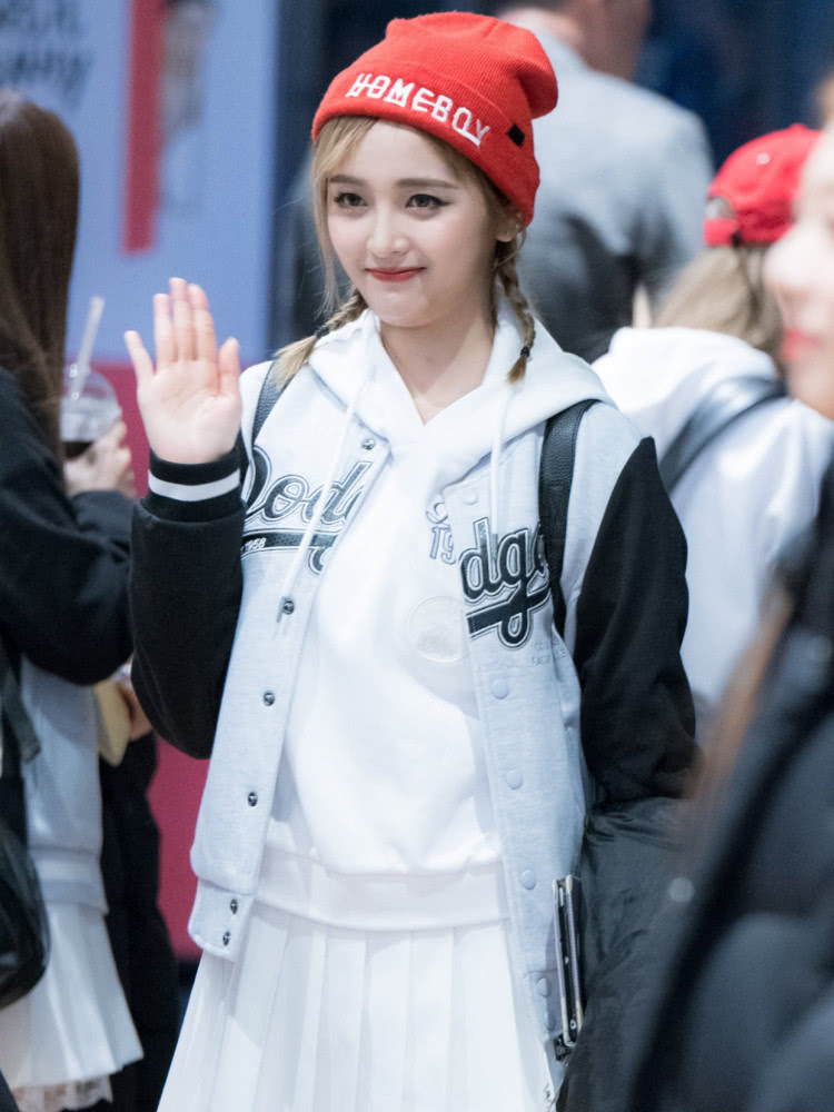 鞠婧祎和吴宣仪同戴小红帽,不是年轻就能赢,你更喜欢谁的选型!