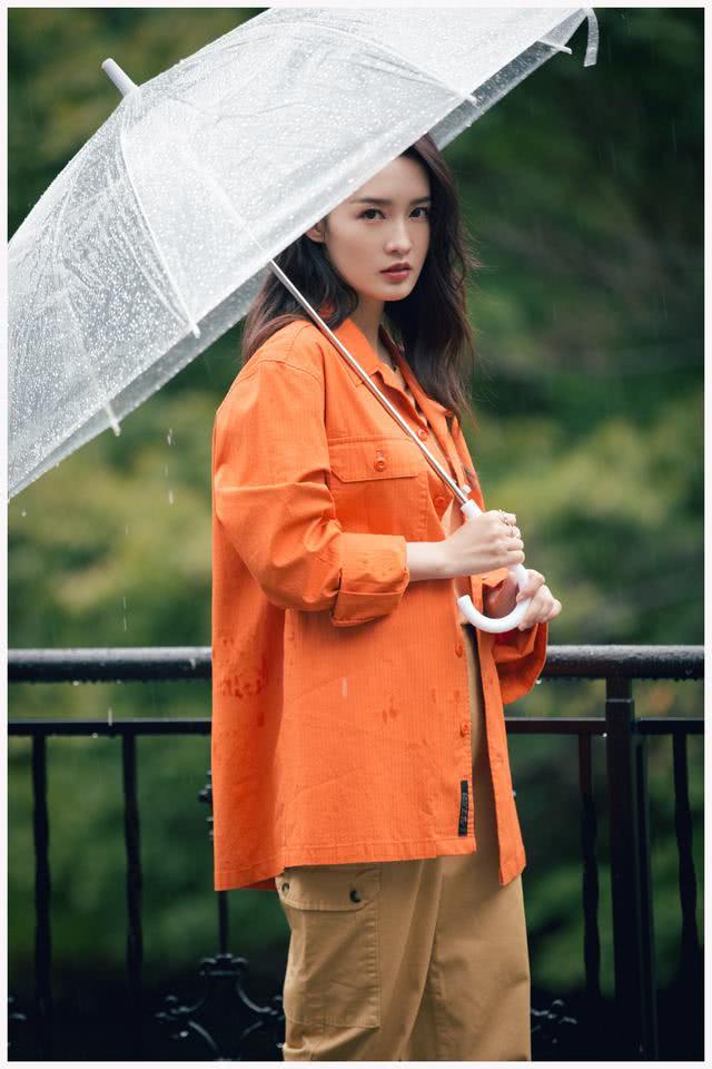 李沁穿橙色上衣搭高腰裤秀小蛮腰,一头波浪卷美腻了