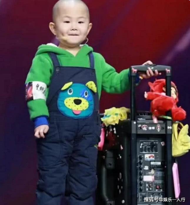 3岁登上春晚一夜成名，年收入赚百万，如今不愿上学父母悔不当初