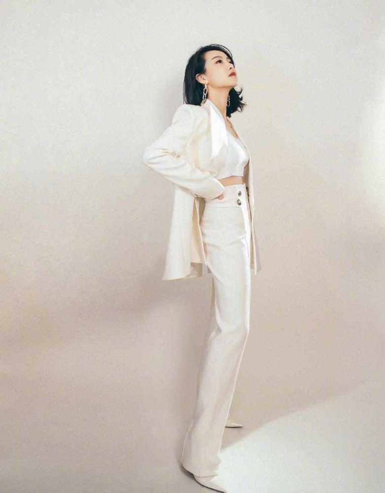 宋茜白色西装穿出了时髦干练,如今32岁美的像18岁