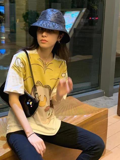 不输倪妮,有着“吃香脸”的周雨彤,终于把造型教科书更新了