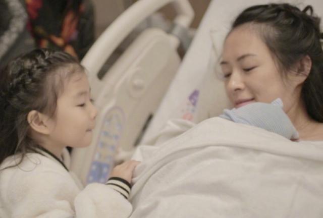 40岁章子怡更博晒图,官宣元旦平安生子喜讯,产房抱宝宝亮相