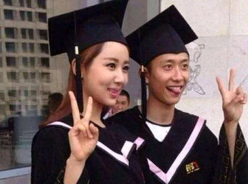 张一山杨紫毕业照曝光,谁注意到李现的表情?承包我一年的笑点!