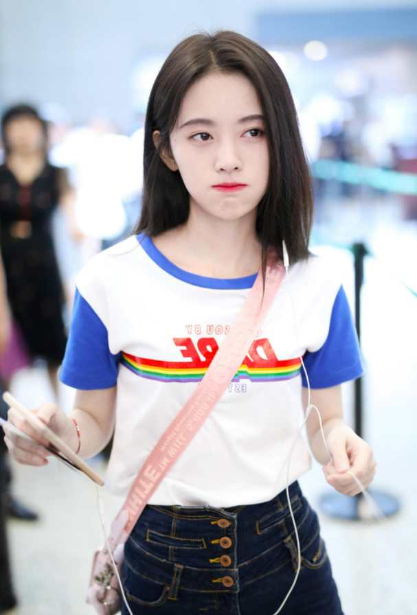 别再追捧AJ了,鞠婧祎带火了“蓝带万斯”,配长筒袜贼显高