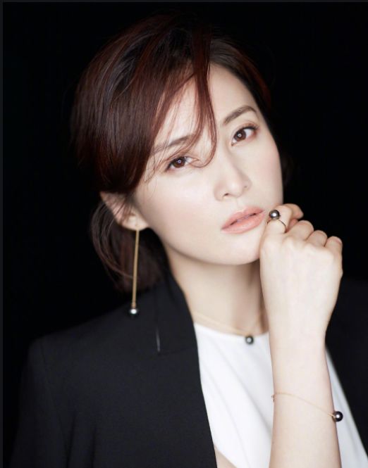 33岁才红的他，抛弃蒋勤勤另娶新欢47岁离世，妻女独自生活