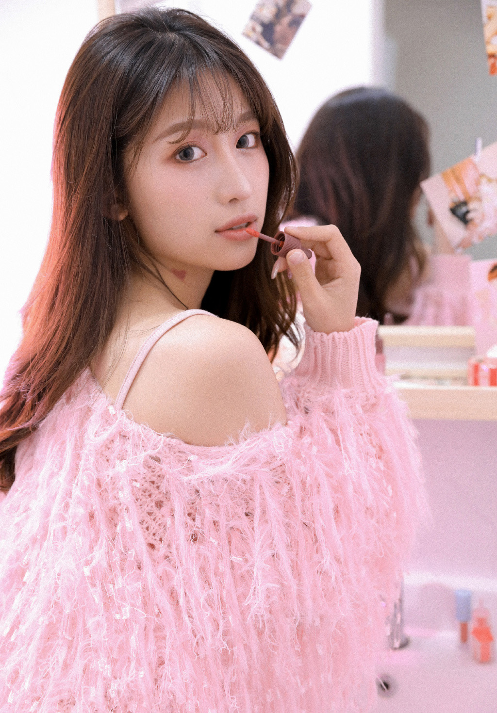 露肩吊带美女短裤长腿性感写真