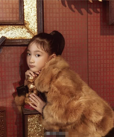 向模特界发展？7岁小奥莉华丽蜕变，穿皮草大衣配高筒袜气质冷艳