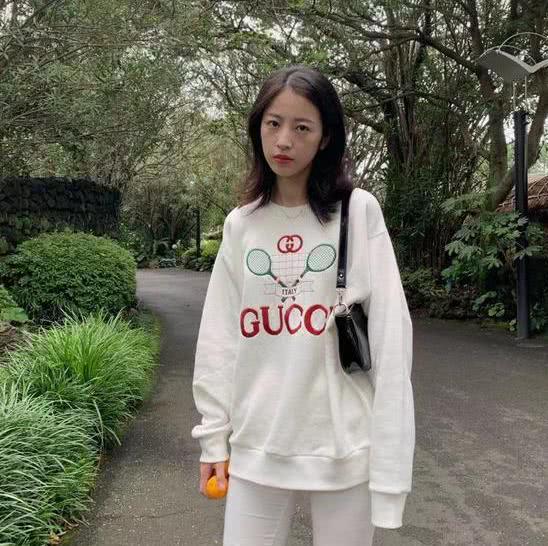 不输倪妮,有着“吃香脸”的周雨彤,终于把造型教科书更新了