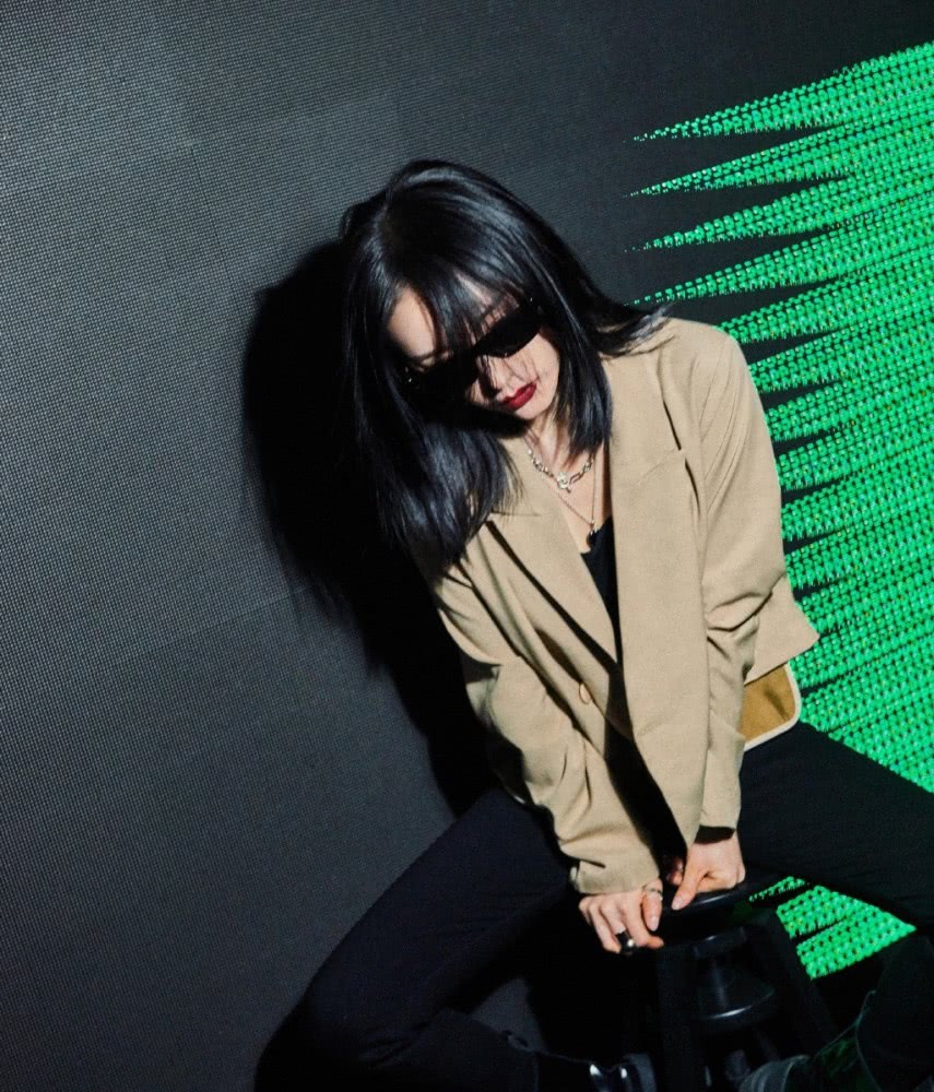 王子文携手《瑞丽》杂志,穿粉色花边裙搭红丝袜亮相,十分惊艳