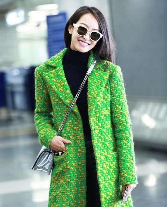 江疏影绿色毛衣搭配贝雷帽,气质温婉动人太减龄