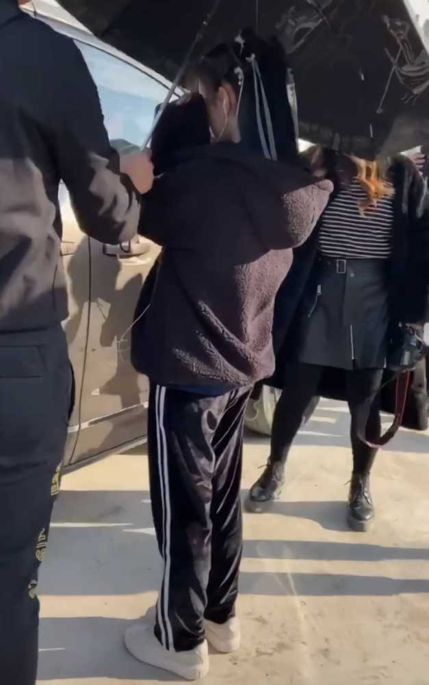 鞠婧祎穿黑色长裙样式高挑,比例优雅