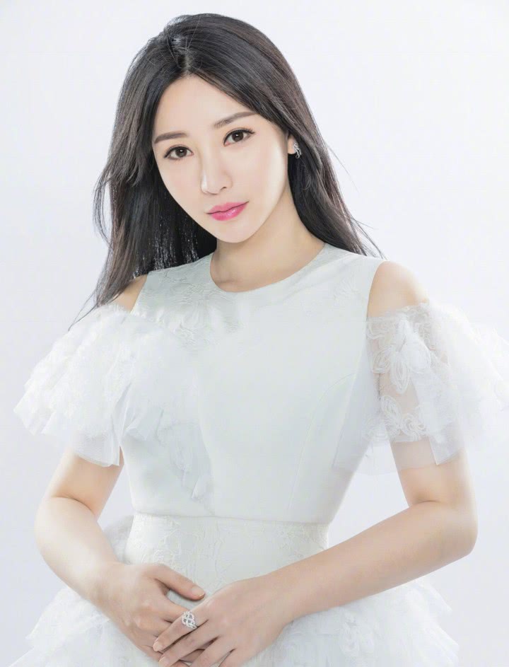 有种清纯叫柳岩穿“肚兜裙”，和以往判若两人，宅男却更爱了！