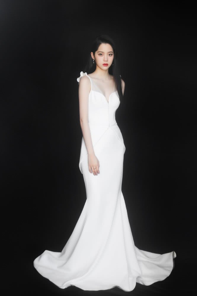 欧阳娜娜私服照穿黑白色格纹短外套配牛仔裤,双腿纤细笔直